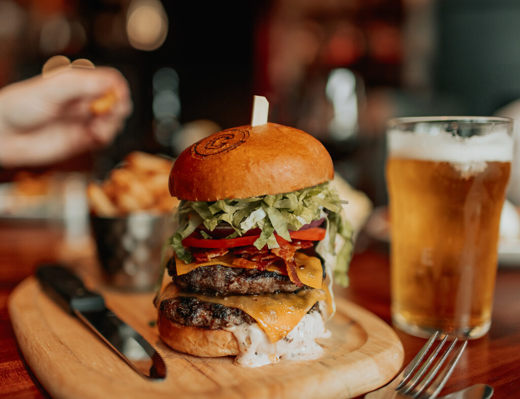 La Cage Brasserie sportive Aliments du Québec Au Menu