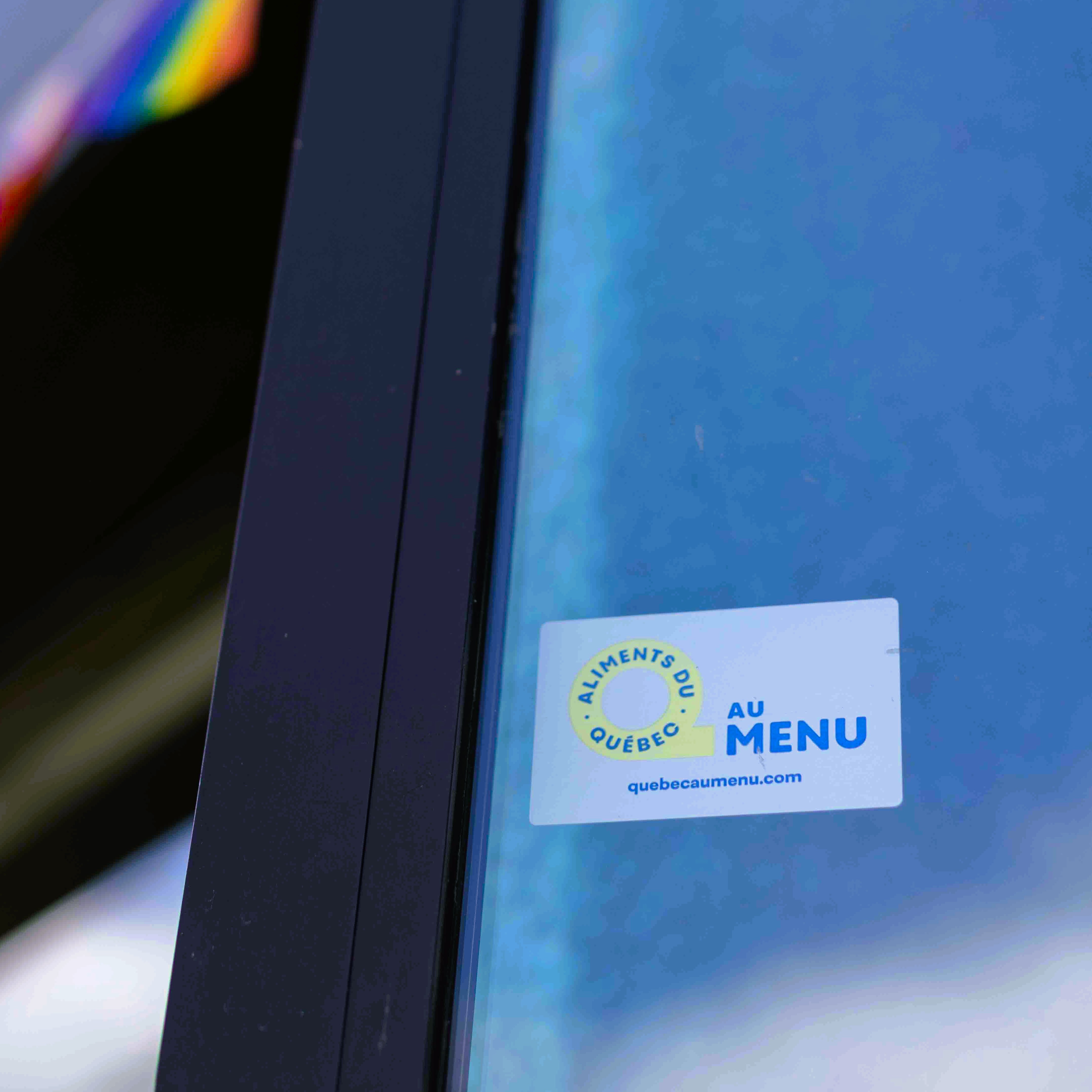 Autocollant dans une vitrine de restaurant © Anika Racine